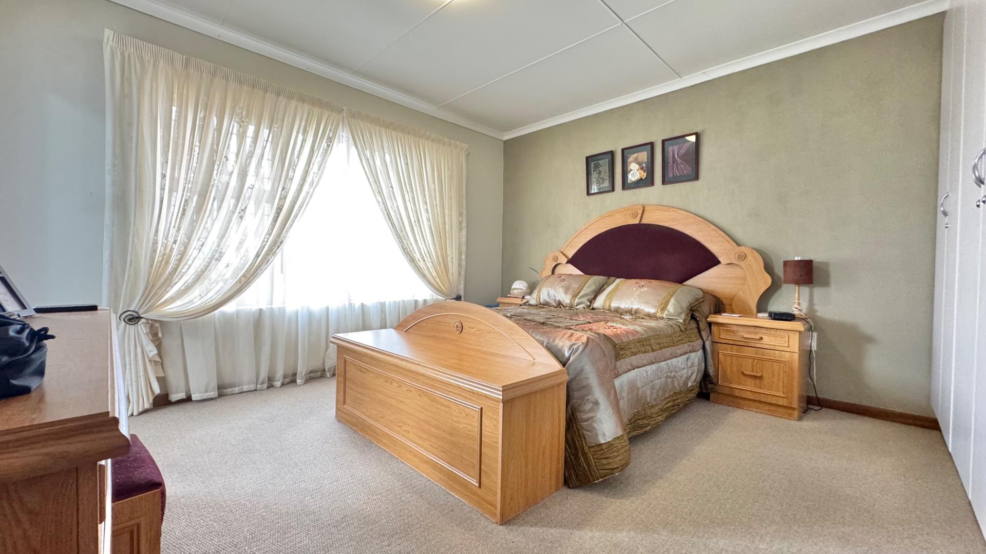 Photo 20 of 3 Bedroom House for Sale in Hartenbos Central