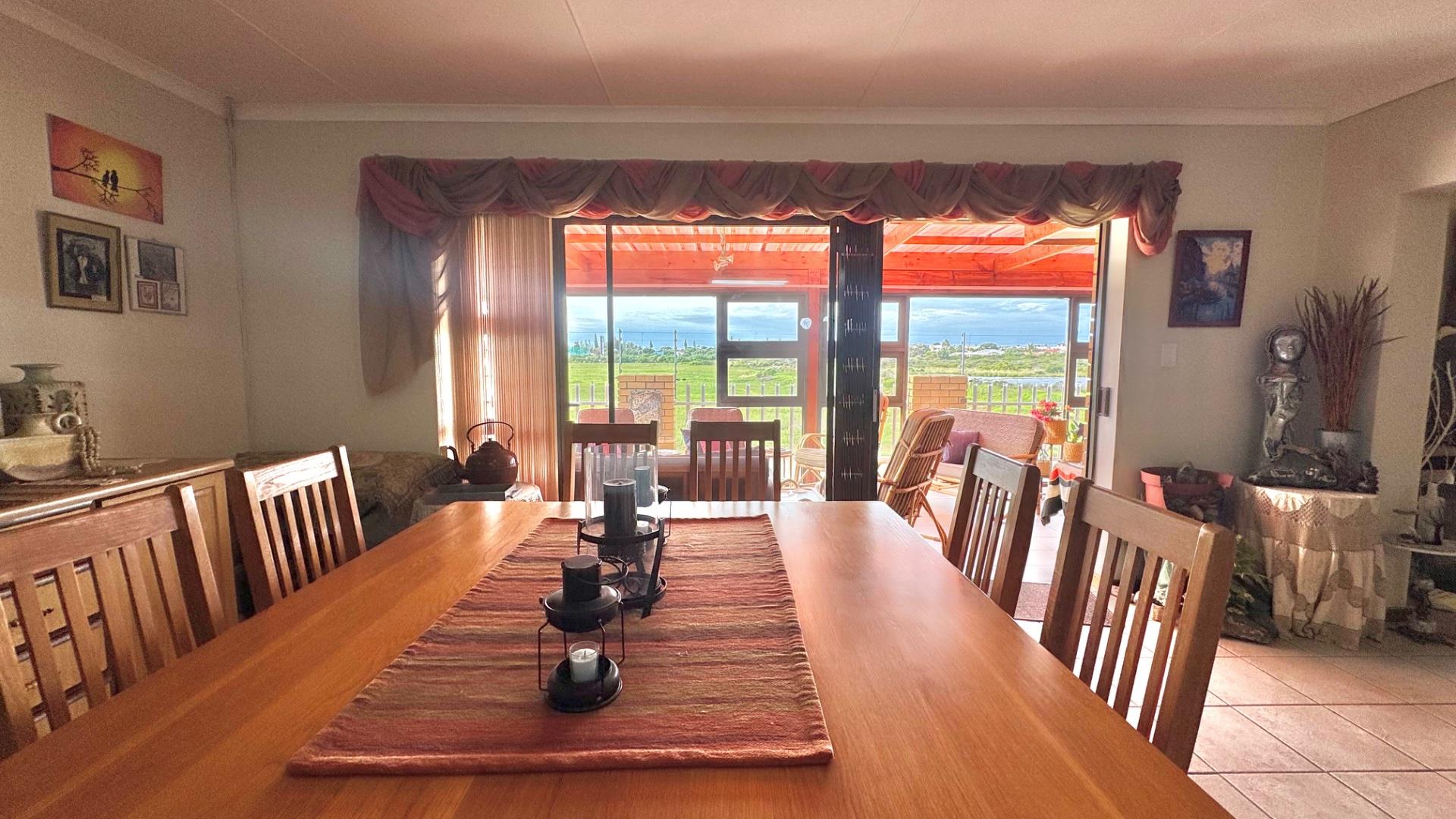 Photo 5 of 3 Bedroom House for Sale in Hartenbos Central