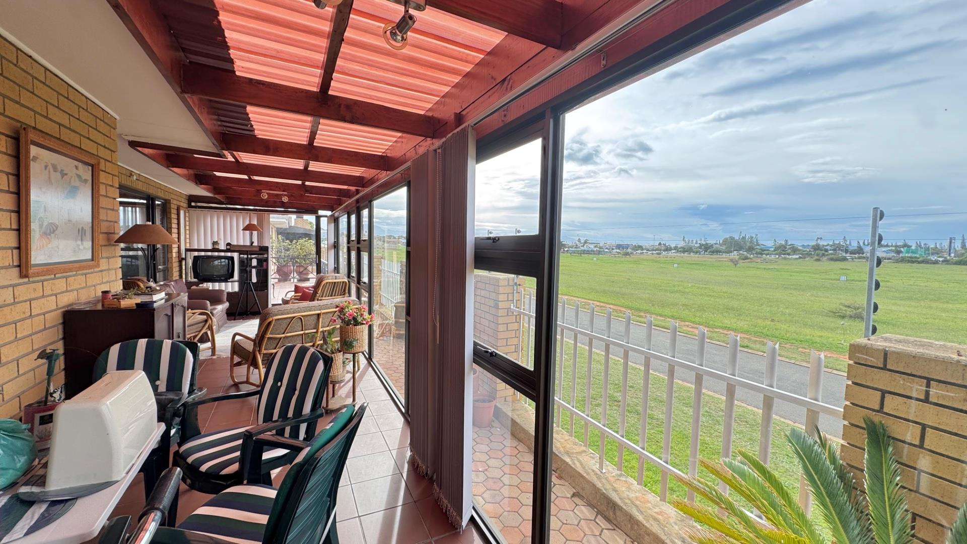 Photo 8 of 3 Bedroom House for Sale in Hartenbos Central