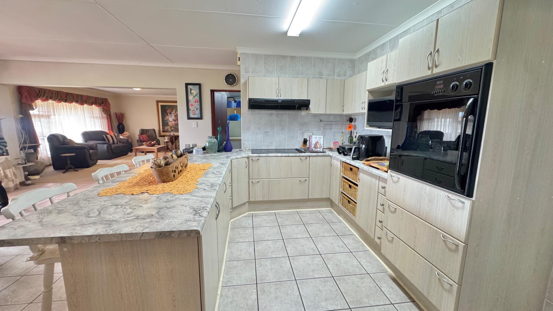 Photo 12 of 3 Bedroom House for Sale in Hartenbos Central