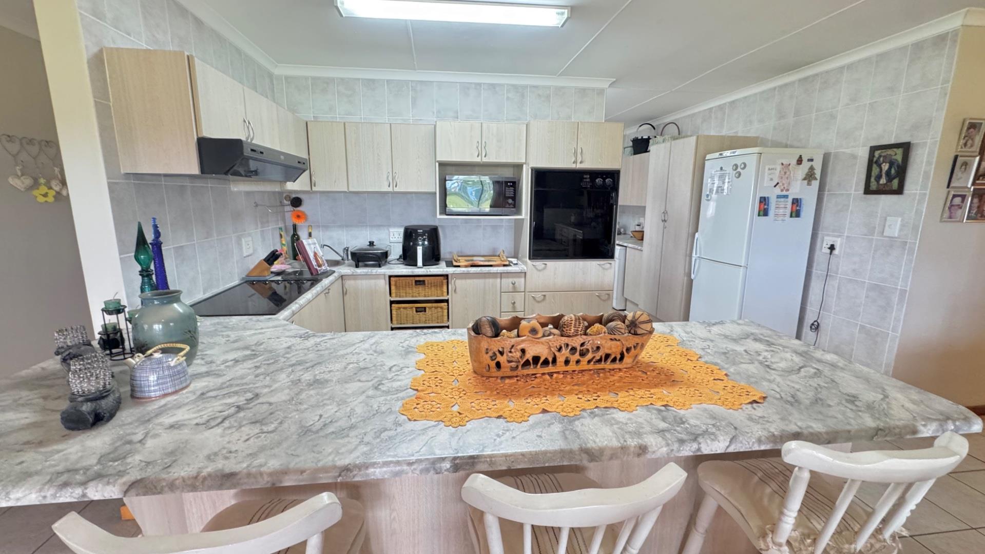 Photo 11 of 3 Bedroom House for Sale in Hartenbos Central