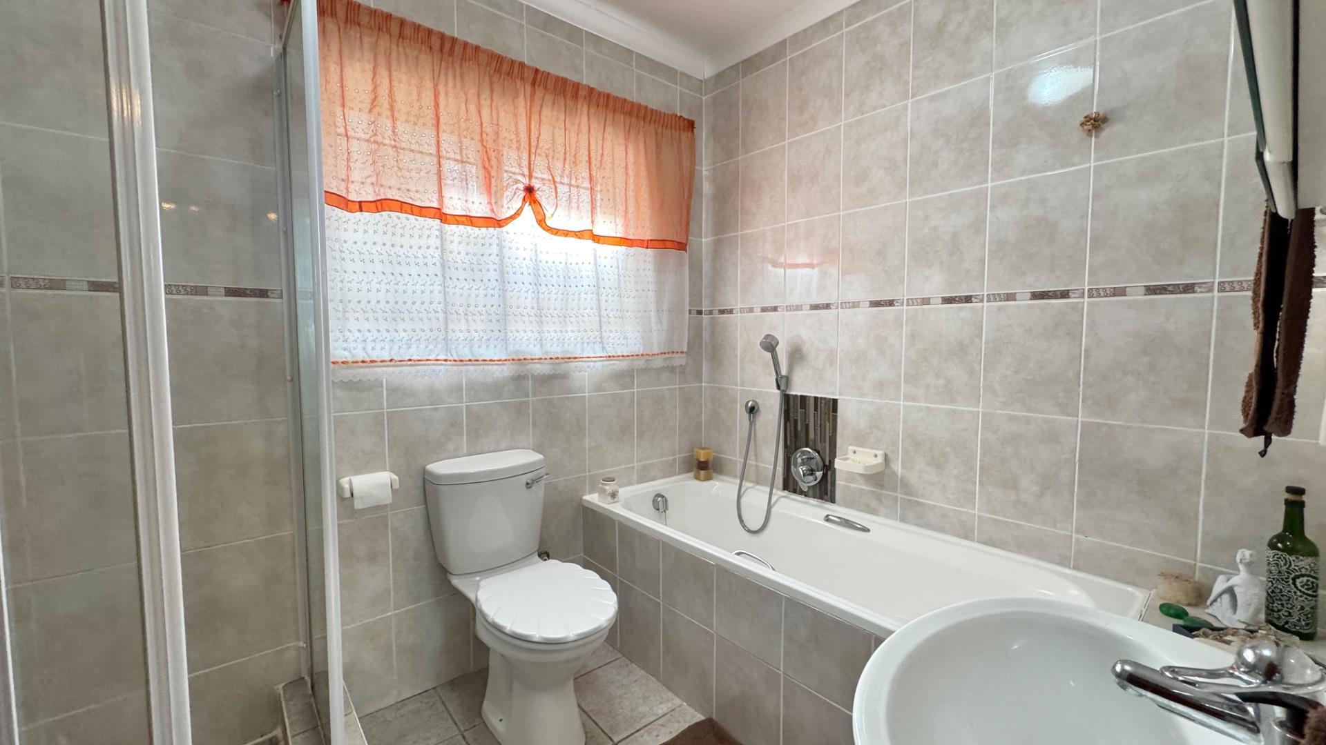 Photo 18 of 3 Bedroom House for Sale in Hartenbos Central
