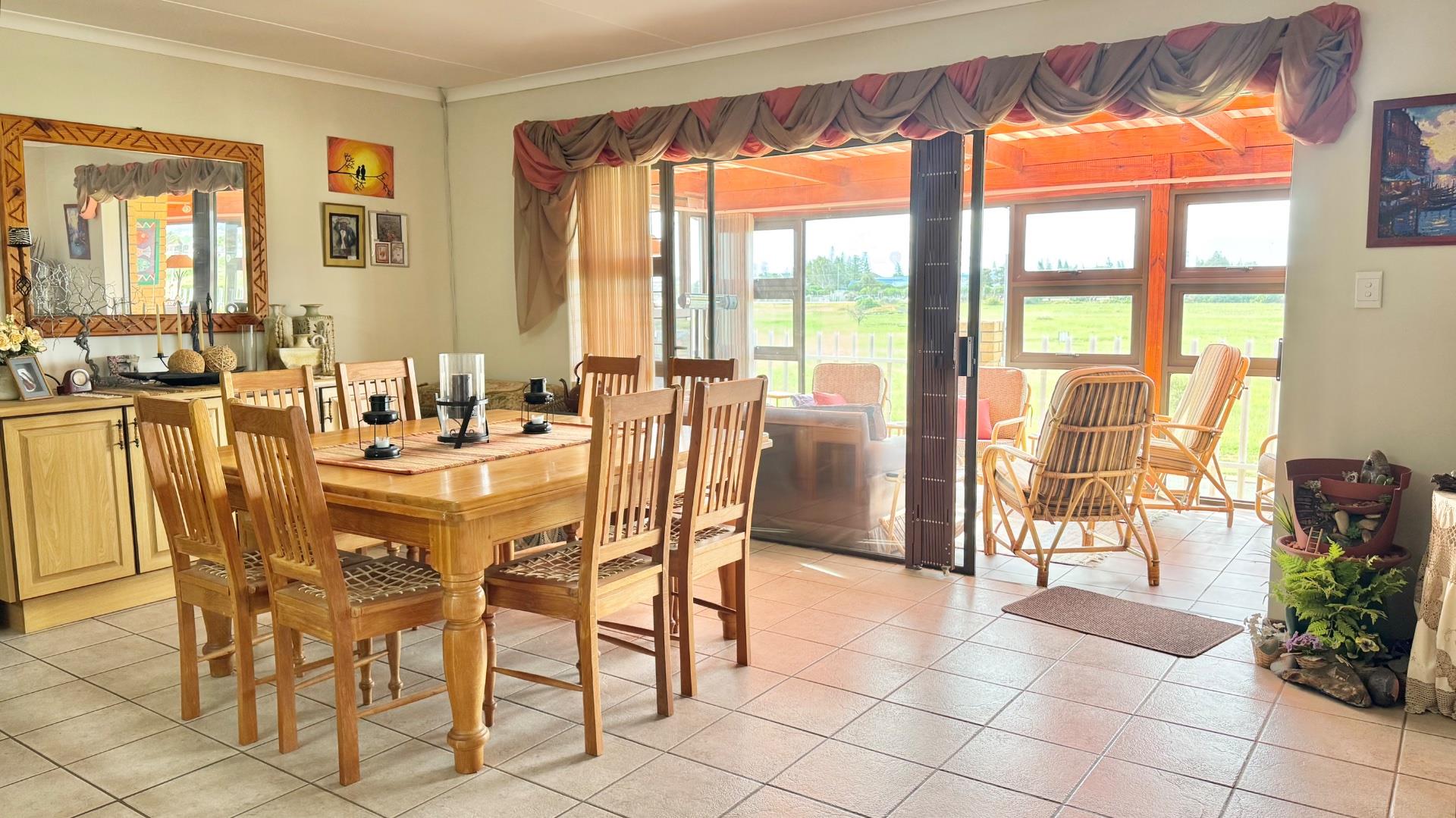 Photo 4 of 3 Bedroom House for Sale in Hartenbos Central