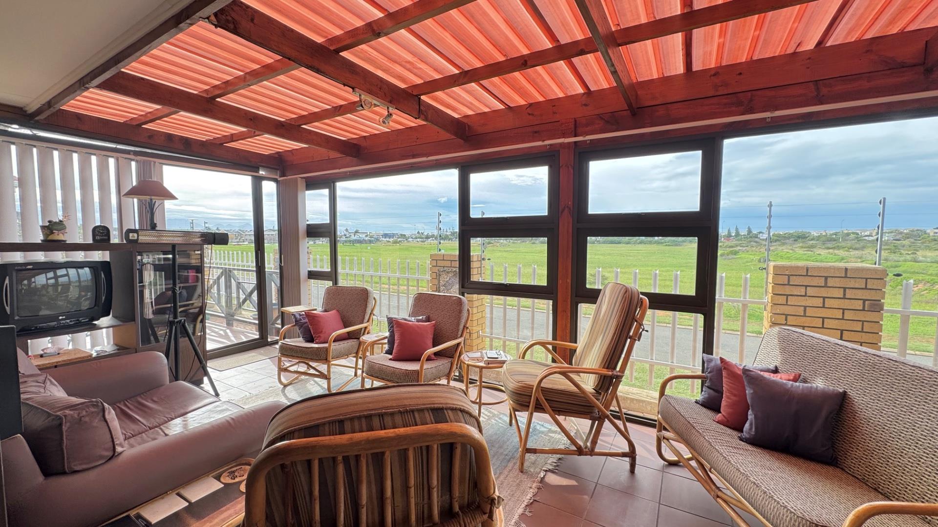 Photo 9 of 3 Bedroom House for Sale in Hartenbos Central
