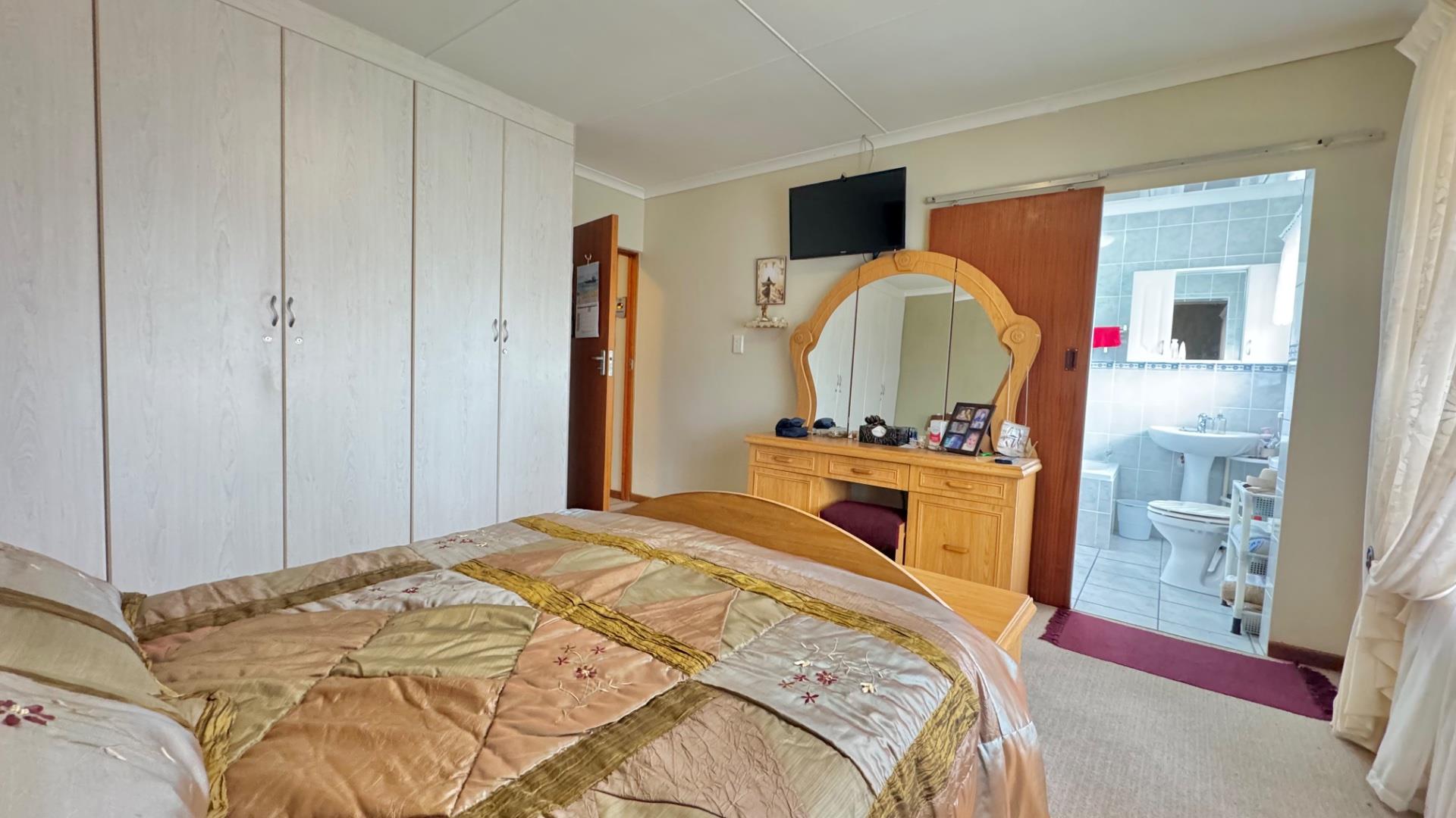 Photo 21 of 3 Bedroom House for Sale in Hartenbos Central