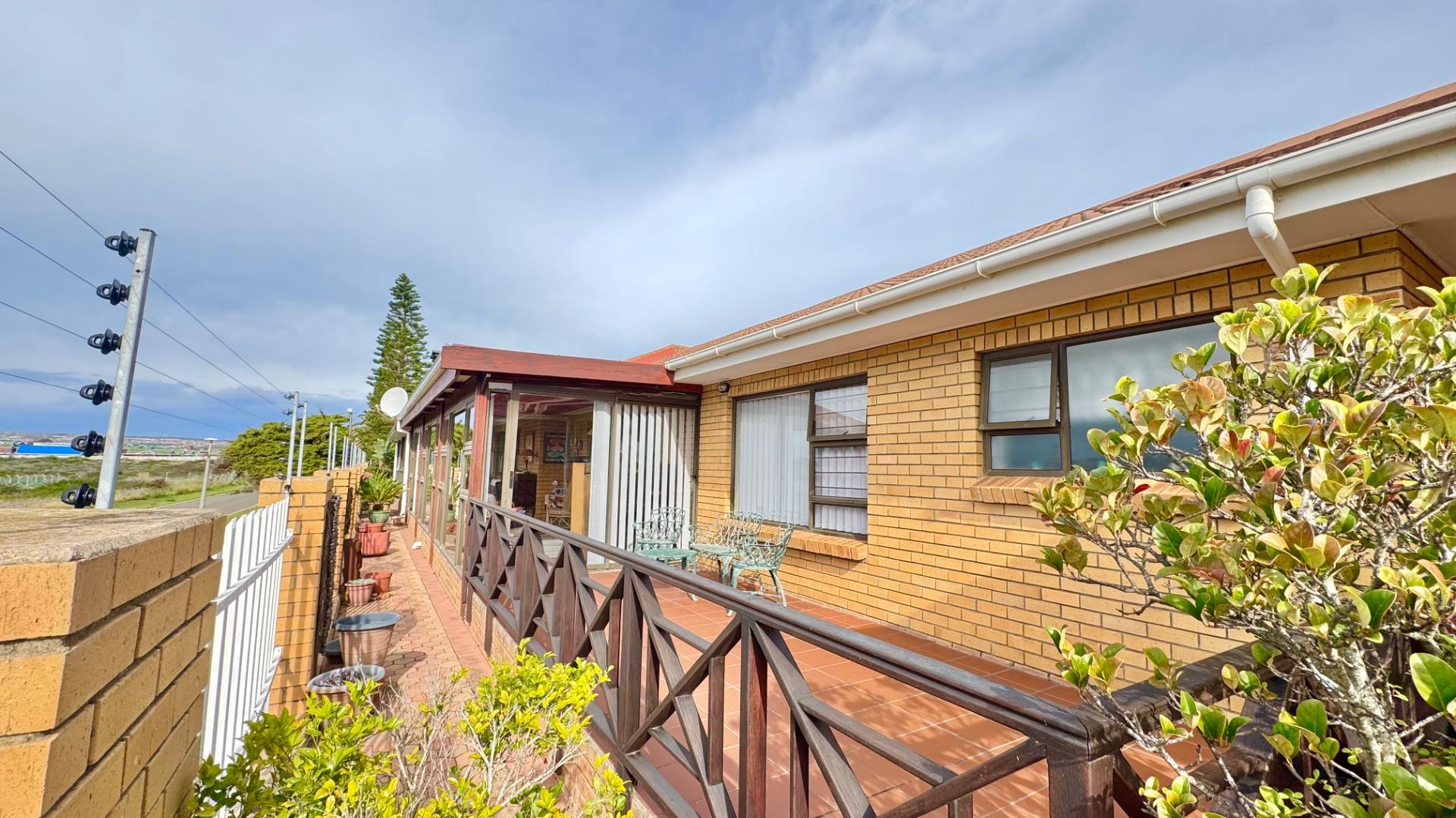Photo 2 of 3 Bedroom House for Sale in Hartenbos Central