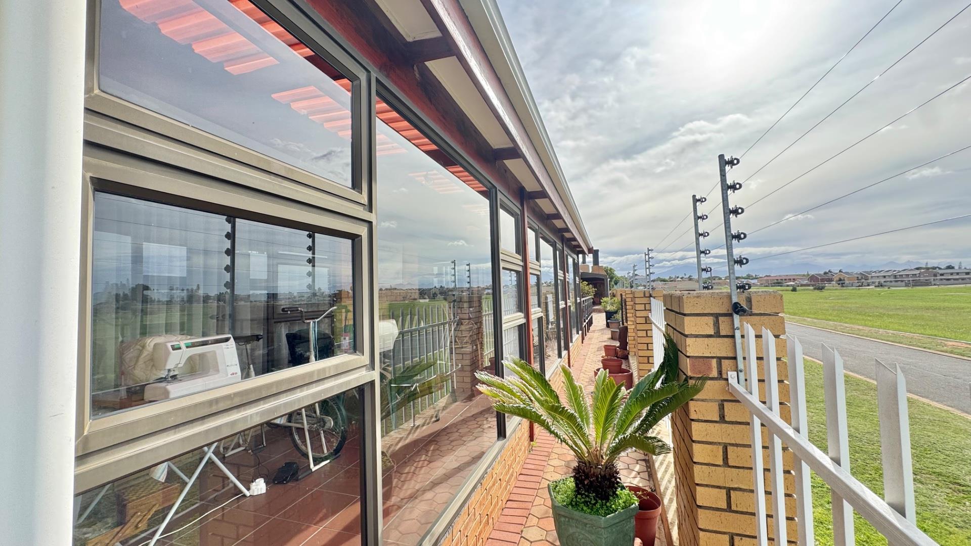 Photo 25 of 3 Bedroom House for Sale in Hartenbos Central