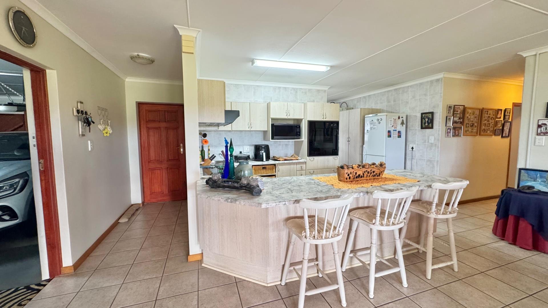 Photo 10 of 3 Bedroom House for Sale in Hartenbos Central