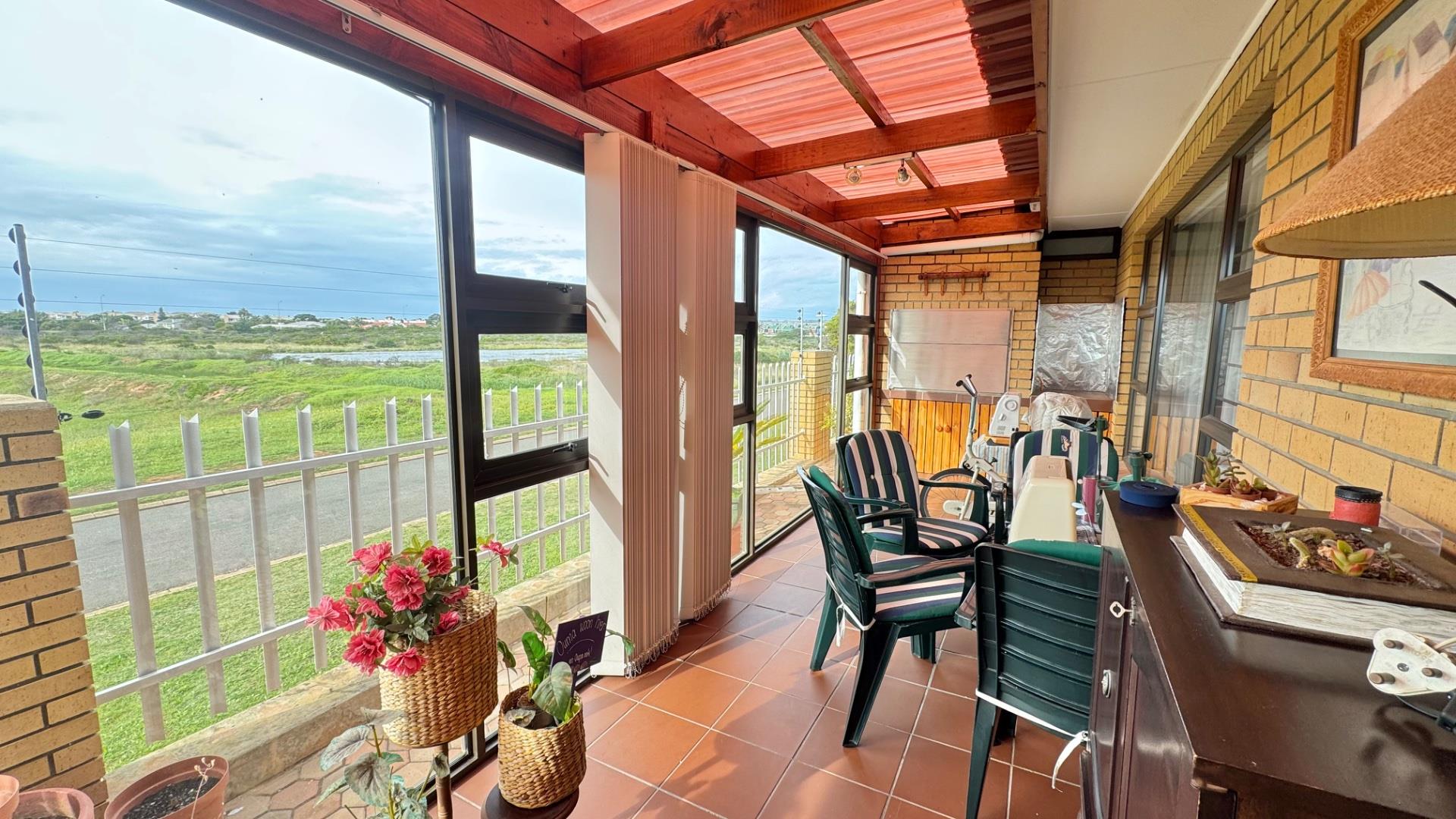 Photo 6 of 3 Bedroom House for Sale in Hartenbos Central