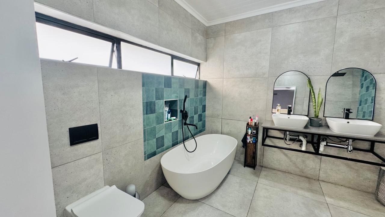 Photo 23 of 4 Bedroom House for Sale in Hartenbos Central