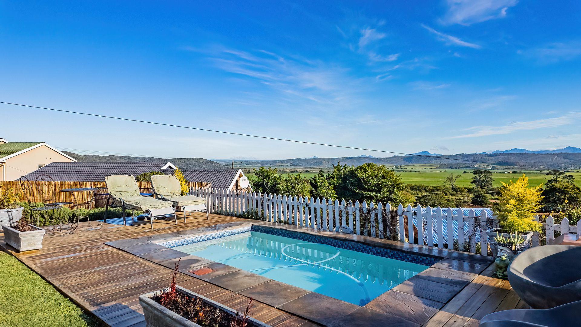 Photo 2 of 5 Bedroom House for Sale in Fraaiuitsig