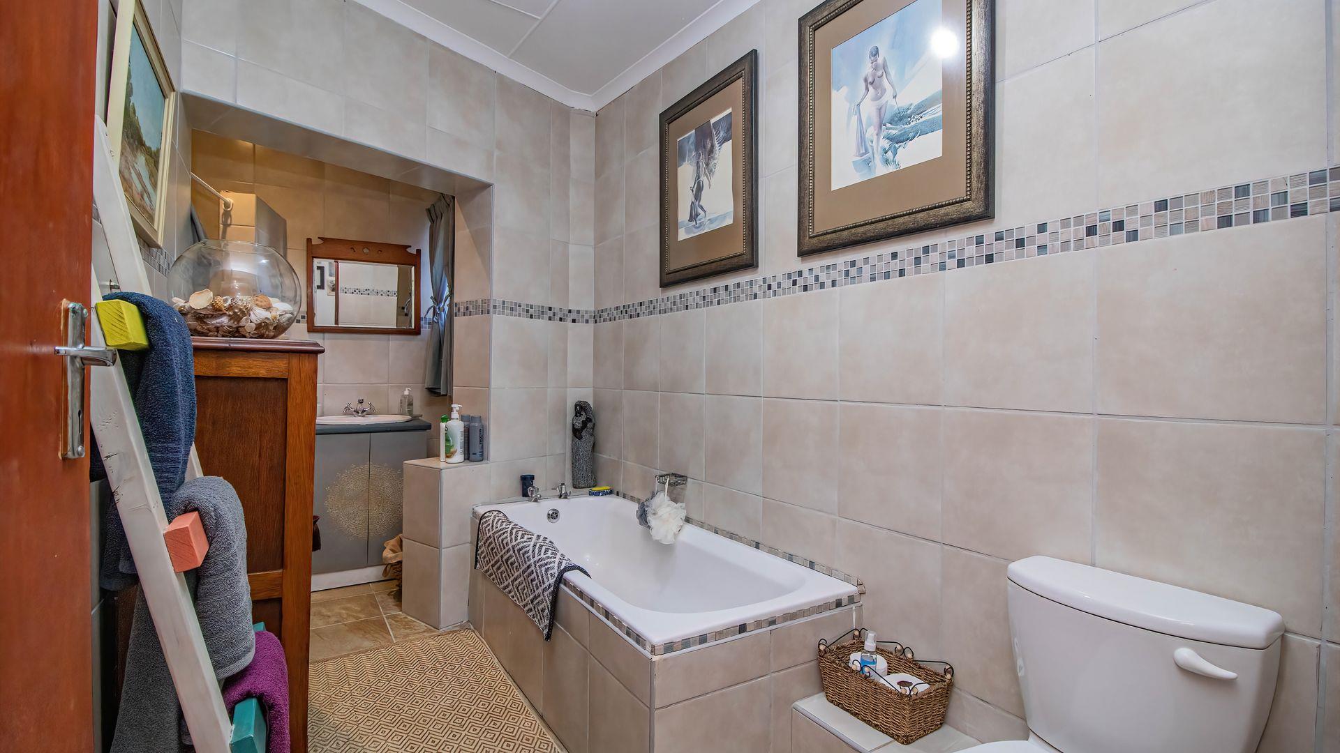 Photo 21 of 5 Bedroom House for Sale in Fraaiuitsig