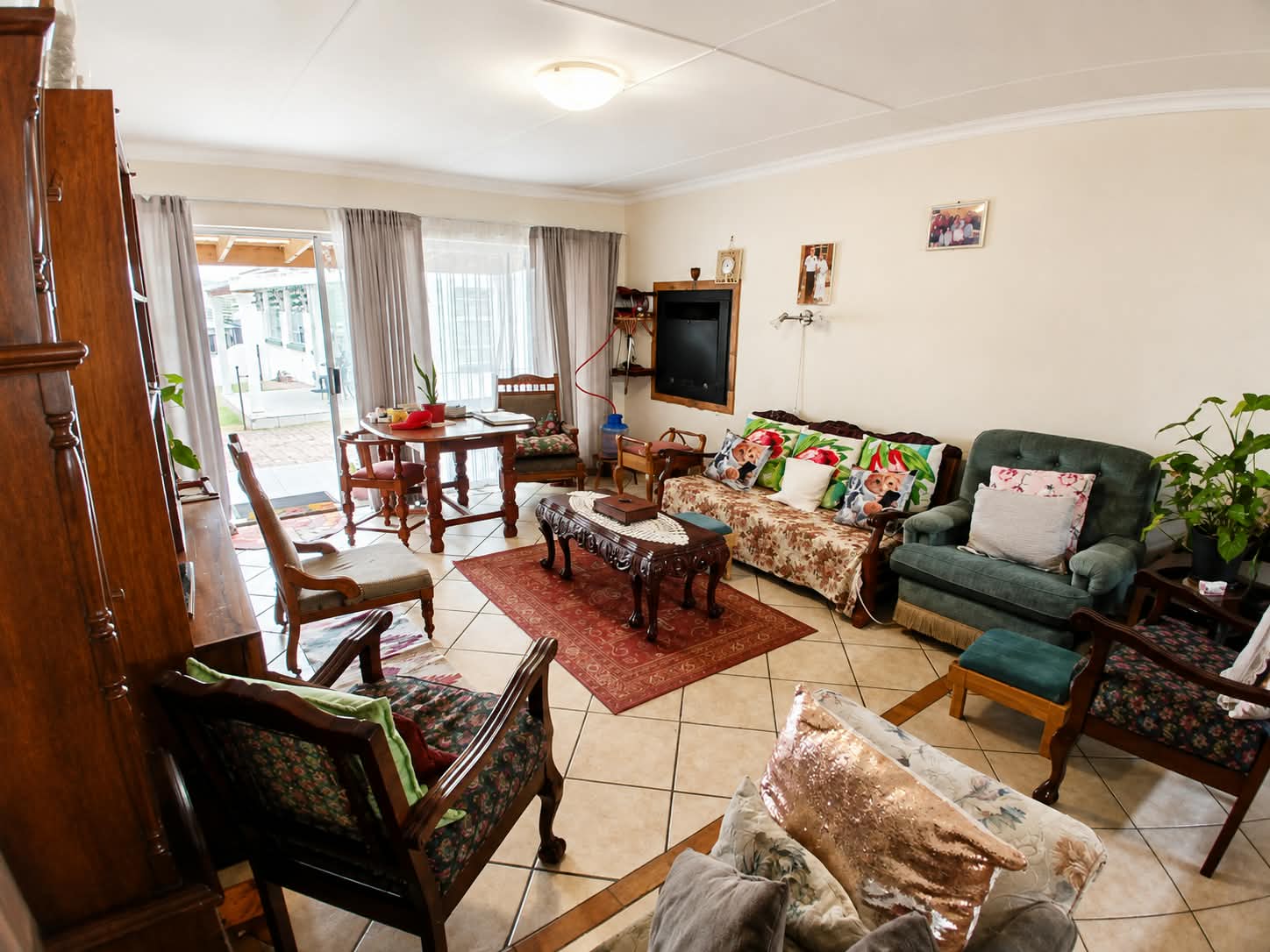 Photo 2 of Family home in Fraaiuitsig with inviting flow